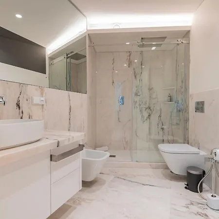 Upscale In Center By Lovelystay *